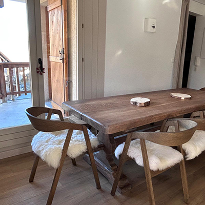 Galette de chaise carrée en peau de mouton blanche – Image 3