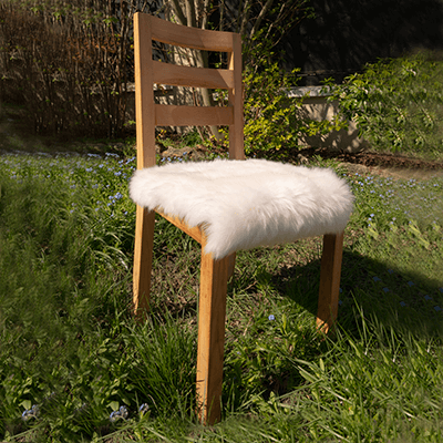 Galette de chaise carrée en peau de mouton blanche