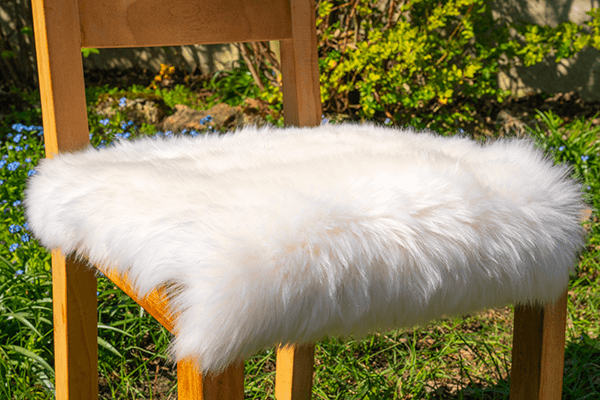 Galette de chaise carrée en peau de mouton blanche – Image 2