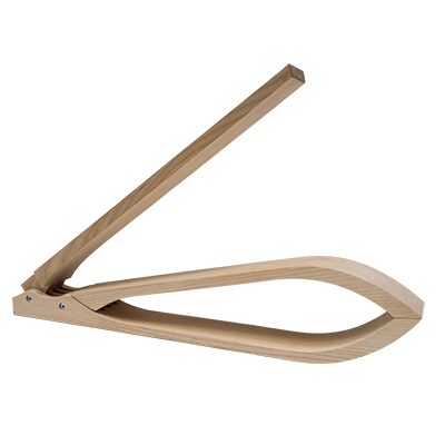 Une pince à coudre de gantier en bois et fer - H 74 cm